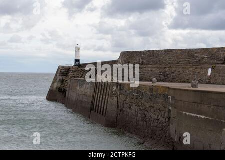 Faro di Porthcawl e molo / Breakwater. Porthcawl Bridgend Wales UK Foto Stock