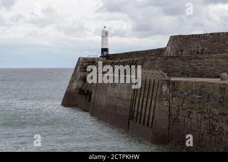 Faro di Porthcawl e molo / Breakwater. Porthcawl Bridgend Wales UK Foto Stock