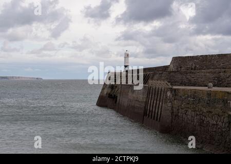 Faro di Porthcawl e molo / Breakwater. Porthcawl Bridgend Wales UK Foto Stock