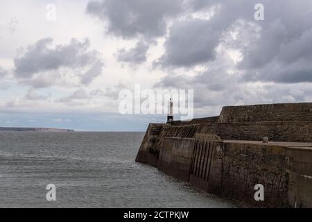 Faro di Porthcawl e molo / Breakwater. Porthcawl Bridgend Wales UK Foto Stock