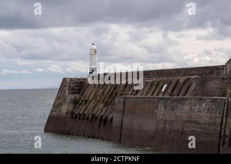 Faro di Porthcawl e molo / Breakwater. Porthcawl Bridgend Wales UK Foto Stock