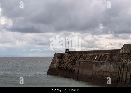 Faro di Porthcawl e molo / Breakwater. Porthcawl Bridgend Wales UK Foto Stock