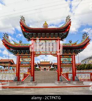 Inanam, Sabah, Malesia: La porta Grande del Tempio della Kota Kinabalu San Ching Taoism Association Foto Stock
