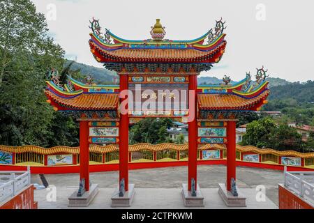 Inanam, Sabah, Malesia: La porta Grande del Tempio della Kota Kinabalu San Ching Taoism Association Foto Stock