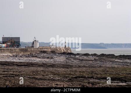 Faro di Porthcawl, stazione NCI di Porthcawl e stazione e molo di Lifeboat. Porthcawl Bridgend Wales UK Foto Stock