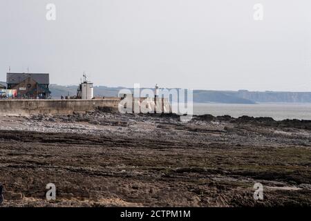 Faro di Porthcawl, stazione NCI di Porthcawl e stazione e molo di Lifeboat. Porthcawl Bridgend Wales UK Foto Stock