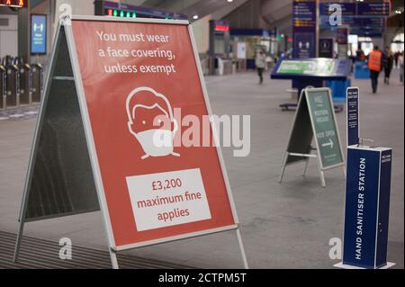 Londra, UK, 24 settembre 2020: I passeggeri della ferrovia alla London Bridge Station sono avvertiti di rispettare le normative sulle maschere facciali e le distanze sociali. Maschere e disinfettanti per le mani sono in vendita presso nuovi distributori automatici e poster dare istruzioni su social distanziing e avvisi di possibili multe di £32,000 per la mancata conformità. Anna Watson/Alamy Live News Foto Stock