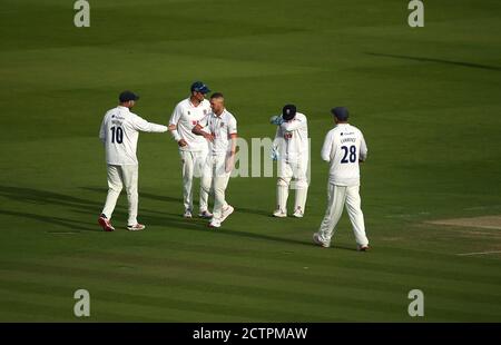 Jamie Porter di Essex festeggia con i compagni di squadra dopo aver bowling Craig Overton di Somerset (non nella foto) durante il secondo giorno della finale del Bob Willis Trophy a Lord's, Londra. Foto Stock