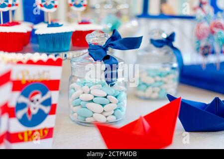 Gustose caramelle di compleanno in bicchieri decorativi Foto Stock