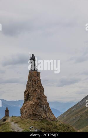 La statua di San Bernardo in cima al col du Petit Saint-Bernard (Passo del piccolo San Bernardo, Colle del piccolo San Bernardo), Italia/Francia Foto Stock