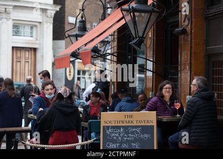 Londra. Tempo nel Regno Unito, 24 settembre 2020: I clienti al di fuori dei pub del Borough Market di Londra approfittano di un incantesimo secco prima che sia prevista una maggiore pioggia. I nuovi regolamenti del coronavirus limitano i gruppi sociali a sei secondo la regola dei sei, e da oggi il personale in ristoranti, pub e caffè deve indossare maschere facciali. Anna Watson/Alamy Live News Foto Stock