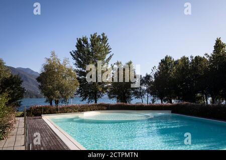 Hotel Tullio piscina sul Lago di Como vicino Gravedona, Lombardia, Italia Foto Stock