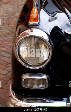 Combinazione di luci di posizione, anabbaglianti e indicatore su una vettura classica Foto Stock