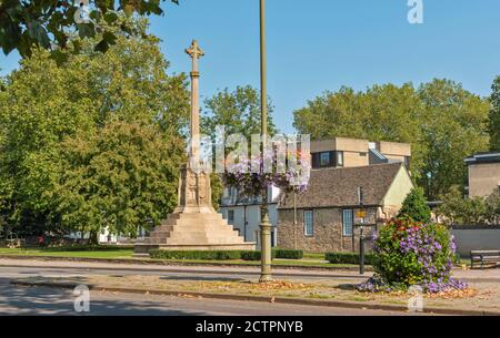 OXFORD CITTÀ INGHILTERRA CESTI APPESI CON FIORI E OXFORD MEMORIALE DI GUERRA A ST.GILES Foto Stock