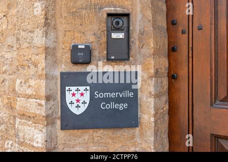 OXFORD CITY ENGLAND PLAQUE E PORTA D'INGRESSO SOMERVILLE COLLEGE ON LA WOODSTOCK ROAD Foto Stock