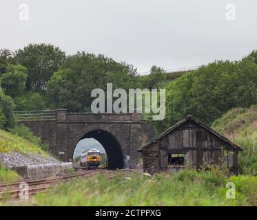 Locomotiva classe 47 locomotiva 47593 che passa attraverso il tunnel Shotlock (Garsdale) Con il treno turistico 'Staycation Express' Foto Stock