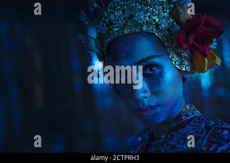 Antico fantasma thailandese in costume tradizionale che appaiono in Storia, donna che indossa abiti tipici thailandesi, fantasma, Halloween donna e diavolo. Foto Stock