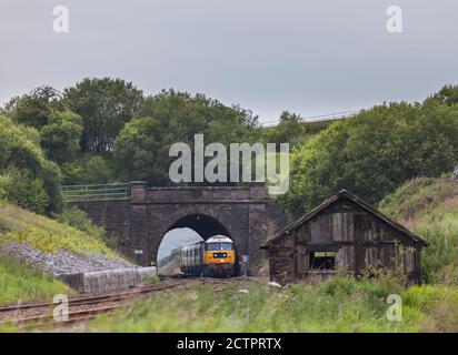 Locomotiva classe 47 locomotiva 47593 che passa attraverso il tunnel Shotlock (Garsdale) Con il treno turistico 'Staycation Express' Foto Stock