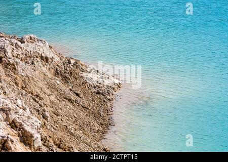 Acqua turchese in una cava di argilla allagata Foto Stock