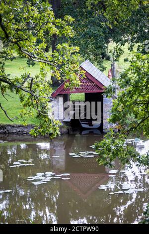 Piccola casa barca sulla riva di un lago, Inghilterra. Foto Stock