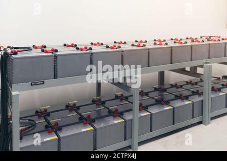 Batteria nella camera della batteria in impianto di alimentazione per fornire energia elettrica in pianta durante la fase di spegnimento, file di batterie di backup industriale del sistema di alimentazione Foto Stock