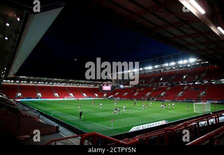 Vista generale dell'azione durante la terza partita della Carabao Cup ad Ashton Gate, Bristol. Foto Stock