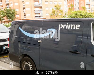 Il pulmino di consegna di Amazon prime effettua consegne in un quartiere suburbano Foto Stock