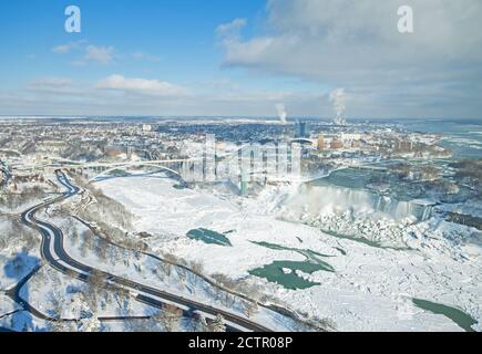 Le cascate Niagara American e il fiume Niagara sono quasi congelati Il freddo vortice polare inverno nel febbraio 2013 Foto Stock