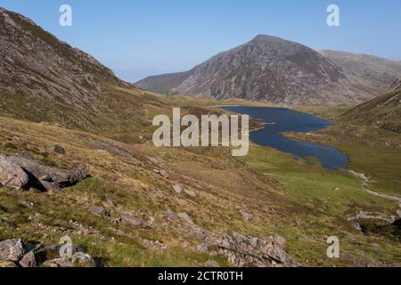 Vista panoramica sulle montagne che circondano Llyn Idwal nella Riserva Naturale Nazionale di CWM Idwal il 17 settembre 2020 a Pont Pen-y-benglog, Snowdonia, Galles, Regno Unito. Llyn Idwal è un piccolo lago che si trova all'interno di CWM Idwal, nelle montagne Glyderau di Snowdonia. Prende il nome dal principe Idwal Foel, nipote di Rhodri Mawr, uno degli antichi re del Galles. Foto Stock