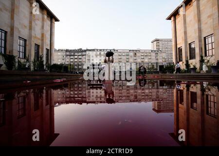 L'opera d'arte Poisoned Source si trova di fronte al Museo Nazionale di Varsavia, in Polonia, il 24 settembre 2020. Oggi il Museo Nazionale di Varsavia svela Foto Stock