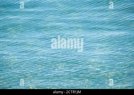 Shining acqua blu sullo sfondo di ondulazione Foto Stock