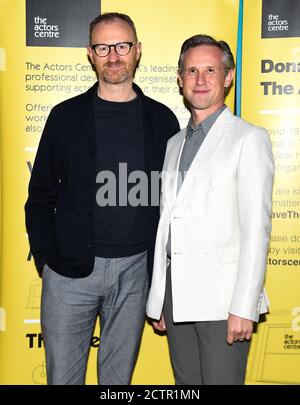 Mark Gatiss (a sinistra) e Ian Hallard arrivano per la notte stampa del nuovo gioco di Gemma Lawrence Sunnymead Court presso il centro attori di Londra. Foto Stock