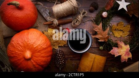 Autunno piatto composizione di posa con zucche su sfondo di legno Foto Stock