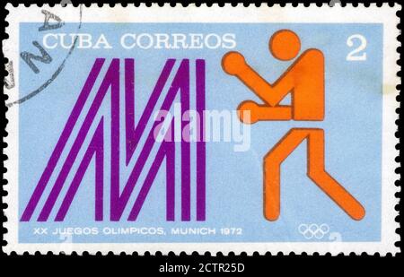 San Pietroburgo, Russia - 18 settembre 2020: Stampato a Cuba l'immagine della lettera M e pugilato, circa 1972 Foto Stock