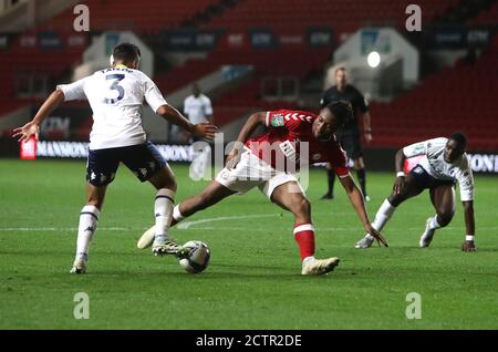 Antoine Semenyo di Bristol City e Neil Taylor di Aston Villa (a sinistra) combattono per la palla durante la terza partita della Carabao Cup ad Ashton Gate, Bristol. Foto Stock