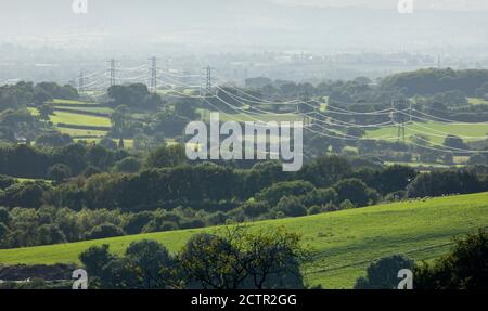 Elettricità piloni in campagna vicino Bromsgrove nel Worcestershire, Regno Unito Foto Stock
