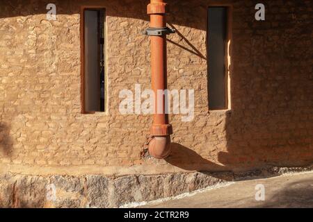 Pareidolia faccia casa muro di mattoni Foto Stock