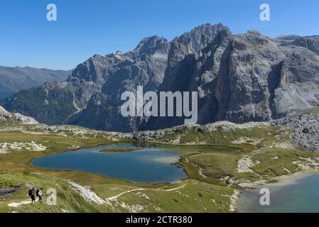 Laghi piani situati vicino al rifugio Antonio Locatelli nel Parco Naturale tre Cime nelle Dolomiti di Sesto, Alto Adige, Italia Foto Stock