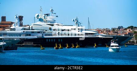 Diversi mega yacht ormeggiati presso le banchine dei miliardari, Antibes, Francia Foto Stock