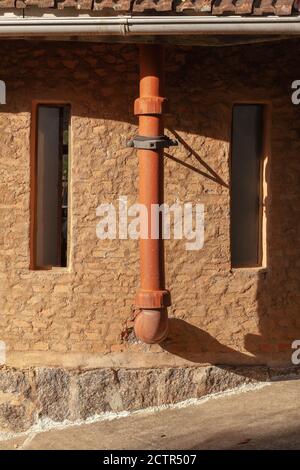 Pareidolia faccia casa muro di mattoni Foto Stock