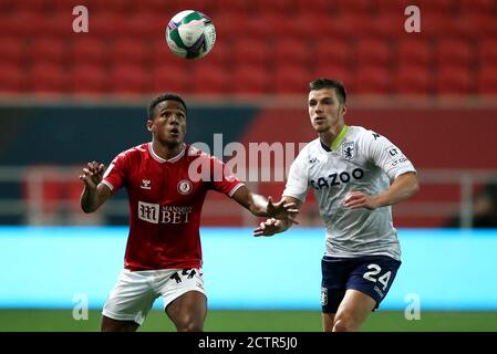 Niclas Eliasson di Bristol City (a sinistra) e Frederic Guilbert di Aston Villa combattono per la palla durante la terza partita della Carabao Cup ad Ashton Gate, Bristol. Foto Stock