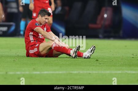 Budapest, Ungarn. Firo: 24.09.2020 Fuvuball, Football UEFA Super Cup 2020 FCB FC Bayern Mvºnchen Muenchen - Sevilla FC Robert Lewandowski a terra | usage worldwide Credit: dpa/Alamy Live News 2020 Foto Stock