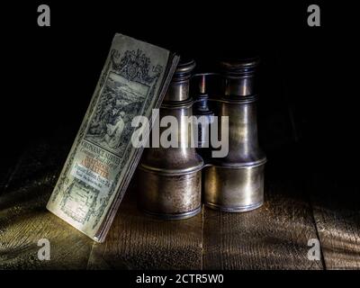 BINOCOLI D'EPOCA E ORDNANCE VINTAGE SURVEY MAPPA DI DARTMOOR E. EXETER Foto Stock