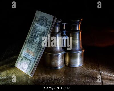 BINOCOLI D'EPOCA E ORDNANCE VINTAGE SURVEY MAPPA DI DARTMOOR E. EXETER Foto Stock