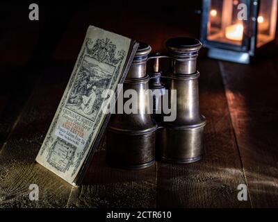 BINOCOLI D'EPOCA E ORDNANCE VINTAGE SURVEY MAPPA DI DARTMOOR E. EXETER Foto Stock
