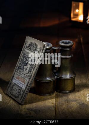 BINOCOLI D'EPOCA E ORDNANCE VINTAGE SURVEY MAPPA DI DARTMOOR E. EXETER Foto Stock