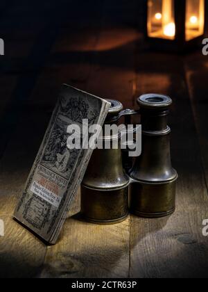 BINOCOLI D'EPOCA E ORDNANCE VINTAGE SURVEY MAPPA DI DARTMOOR E. EXETER Foto Stock