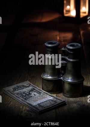 BINOCOLI D'EPOCA E ORDNANCE VINTAGE SURVEY MAPPA DI DARTMOOR E. EXETER Foto Stock