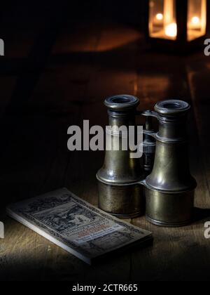BINOCOLI D'EPOCA E ORDNANCE VINTAGE SURVEY MAPPA DI DARTMOOR E. EXETER Foto Stock