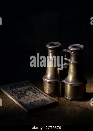 BINOCOLI D'EPOCA E ORDNANCE VINTAGE SURVEY MAPPA DI DARTMOOR E. EXETER Foto Stock